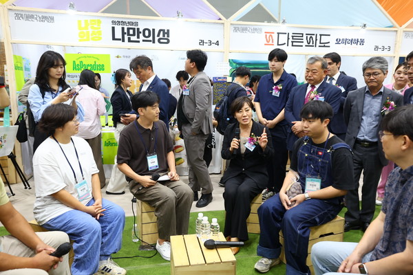 송미령 농식품부 장관인 청년창업관을 방문해 미래 농업을 이끌어갈 주역인 청년들과 농업·농촌의 가치와 발전에 대해 의견을 나누고 격려했다.