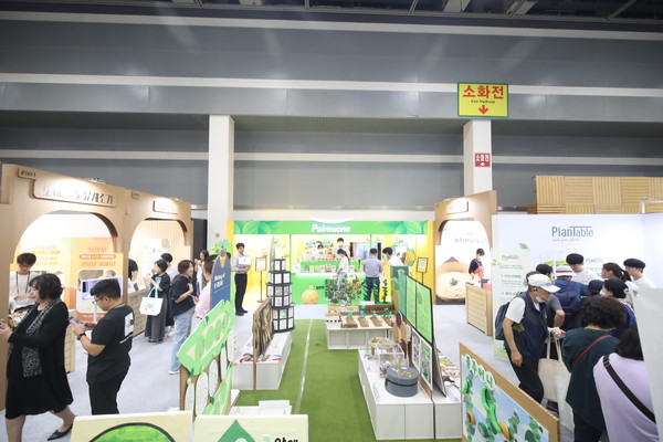 ‘케이-콩 페스타’ 전시관에서는 올해의 농산물로 선정된 ‘콩’에 대한 다양한 정보와 제품의 전시와 함께 체험 프로그램이 마련됐다.