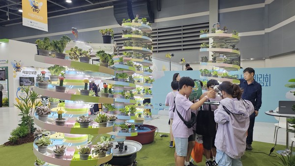 어린이 관람객들이 나선타워 스마트팜을 둘러보고 있다.
