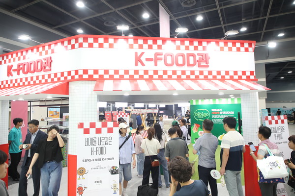 세계인을 사로잡은 K-FOOD 대표주자인 각종 농식품들이 전시된 부스에는 참관객들의 발길이 끊이질 않았다. 