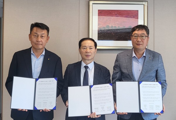 농협서울본부는 9일 토니모리 본사에서 토니모리와 ‘아침밥 먹기’ 업무협약을 체결했다.(왼쪽부터 김상수 농협서울본부장, 김승철 토니모리 대표이사, 강희만 NH농협은행 방배지점 사무소장)