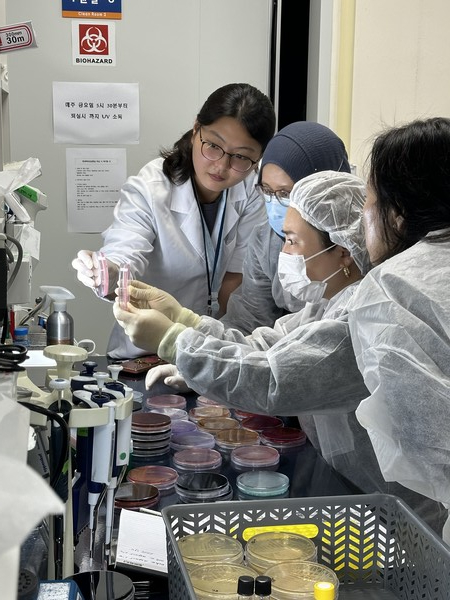 농림축산검역본부에서 실습을 하고 있는 모습.