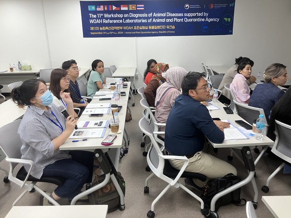 이론 강의에 집중하고 있는 실무자들.