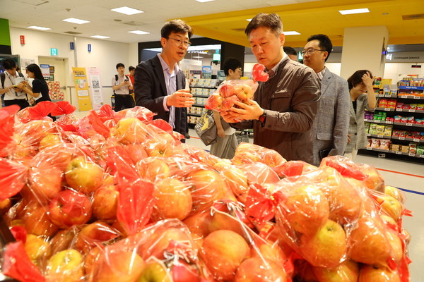 박범수 농식품부 차관이 매장에 진열된 사과를 살펴보고 있다.