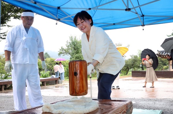 송미령 농식품부 장관이 충남 아산시 외암민속마을을 방문, 떡메치기를 체험하고 있다.