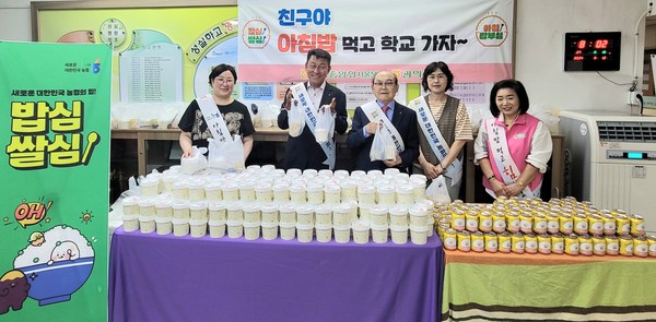 농협서울본부는 12일 관악농협 여성조직인 고주모 회원들과 동일중학교를 찾아 학생들을 대상으로 ‘친구야~ 아침밥 먹고 학교가자~’ 캠페인을 실시했다.(왼쪽부터 조민희 동일중학교  교장, 김상수 농협서울본부장, 박준식 관악농협 조합장, 김선미 동일중학교 교감, 윤미숙 관악농협 고주모 회장)