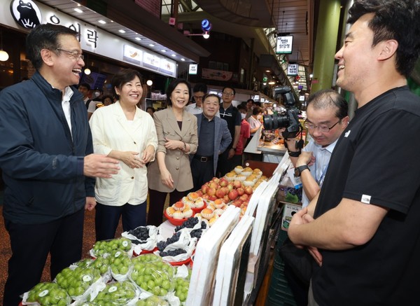 (왼쪽부터)최상목 부총리 겸 기획재정부 장관, 송미령 농림축산식품부 장관, 오영주 중소벤처기업부 장관 등이 망원상인들과 추석 대목 이야기를 나누고 있다.