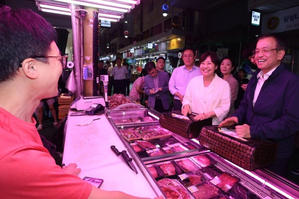축산물 판매장에서 담소를 나누고 있는 모습.