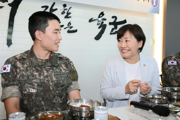 송미령 농식품부 장관(오른쪽)이 장병과 오찬을 함께하며 담소를 나누고 있다.