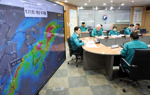 19일 김종구 농업혁신정책실장 주재로 열린 긴급 상황회의 모습.