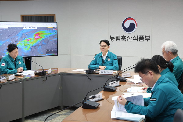 김종구 농업혁신정책실장(가운데)이 지자체·유관기관 관계자들에게 호우 피해가 없도록 만전을 기해 줄 것을 당부하고 있다.