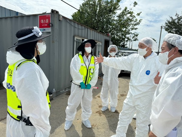위성환 가축위생방역지원본부장이 경기 여주 현장을 방문한 모습.