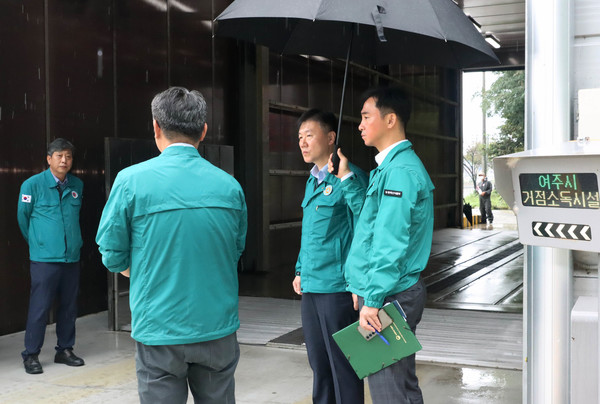 박범수 농식품부 차관이 지난 20일 오후 경기 여주 거점소독시설 등을 방문해 가축질병 방역관리 상황과 겨울철 특별방역대책 준비상황 등을 점검하고 있는 모습.