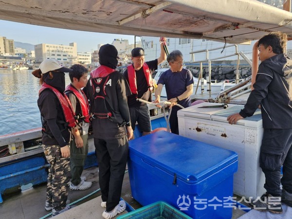 한국수산자원공단은 어선청년임대사업을 통해 청년들의 수산업·어촌 진출을 지원하고 있다. 사진은 제주에서 실시되고 있는 예비 선장에 대한 현장 실습교육 모습.