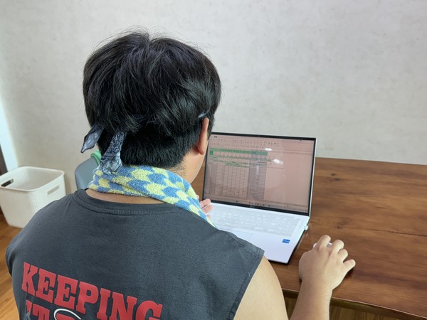 박 대표가 기록관리를 하고 있는 모습.