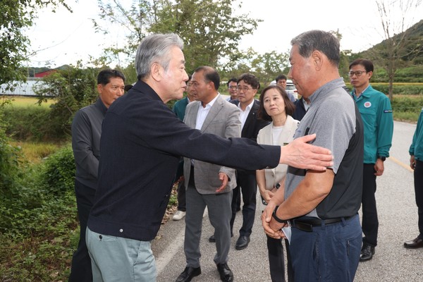전북 순창군에서 호우 피해 농가를 위로하고 있는 강호동 농협중앙회장.