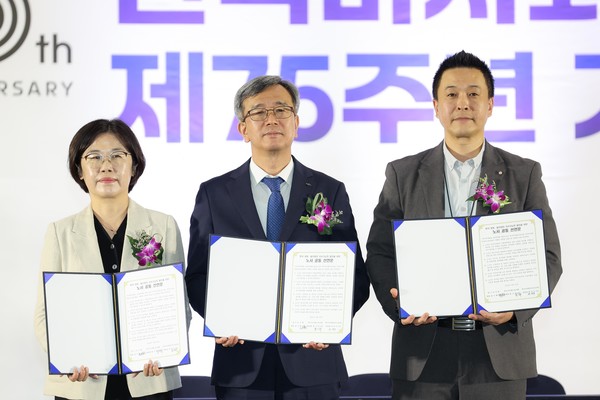 (사진 왼쪽부터) 허연주 위원장, 정기환 회장, 홍기복 위원장.