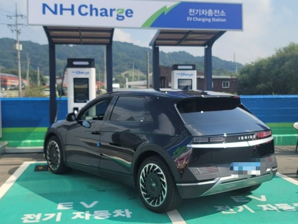 남청주농협에 설치된 전기차 충전기에서 실제 전기차 충전을 하고 있는 모습.