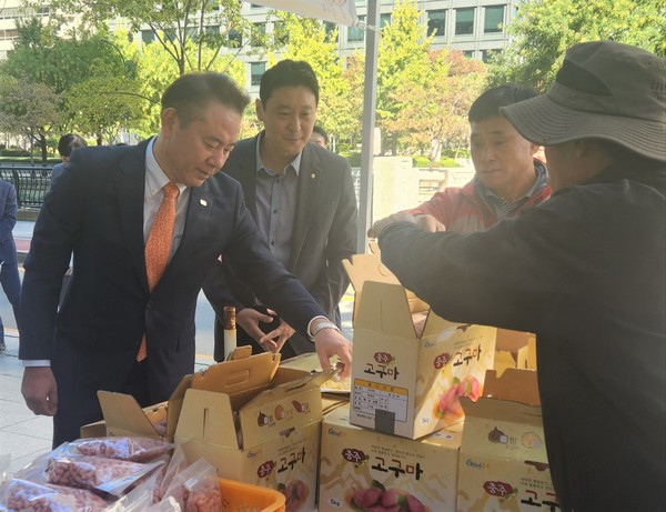 유재훈 예금보험공사 사장(왼쪽)이 김인수 농협 서울경제지원단장(가운데), 김용선 서울농협 직거래장터 총무(오른쪽)와 예금보험공사에서 열린 직거래장터를 순회하고 있다.