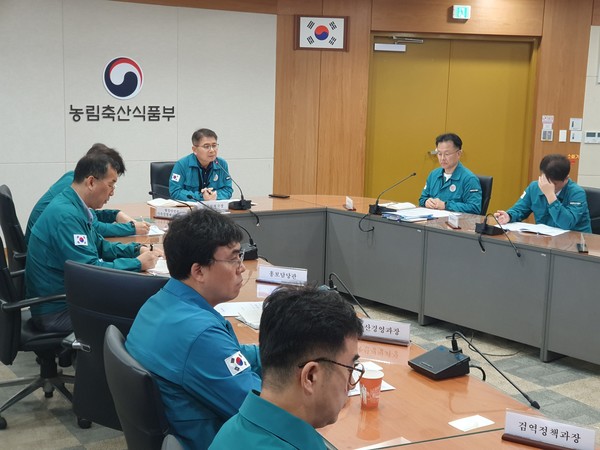 최정록 농식품부 방역정책국장이 대책회의를 주재하는 모습.