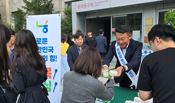 김상수 농협서울본부장이 동대문구청 직원과 시민들에게 아침밥 먹기 캠페인을 홍보하며 백설기와 우유를 나눠주고 있다.