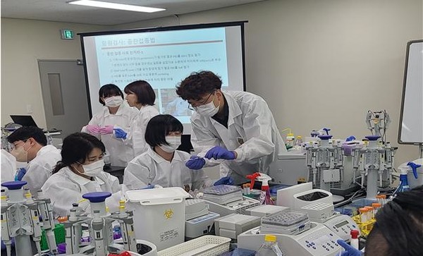 조류인플루엔자 정밀진단교육 모습.