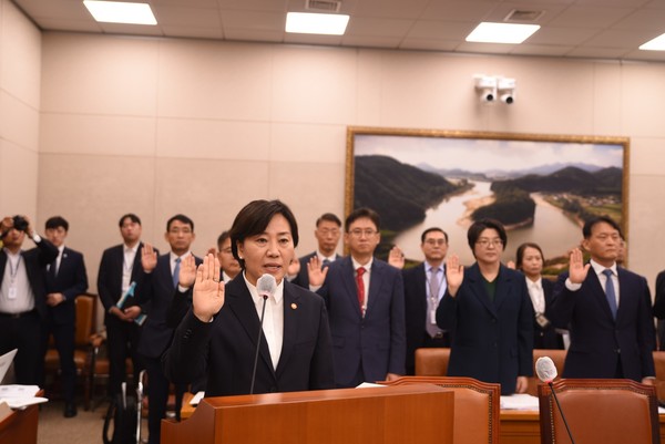 22대 국회의 첫 국정감사가 시작된 지난 7일 농림축산식품해양수산위원회는 농림축산식품부에 대한 국정감사를 진행했다. 송미령 농식품부 장관이 국정감사에 임하며 증인선서를 하고 있다.