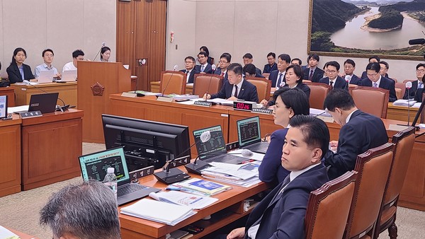 늦은 밤까지 이어진 국정감사에서는 가축전염병 보상금과 가축 방역 인력난, 계란 등급판정 비율 등 축산 현안에 대한 농식품부의 책임있는 자세를 촉구하는 질타도 이어졌다.