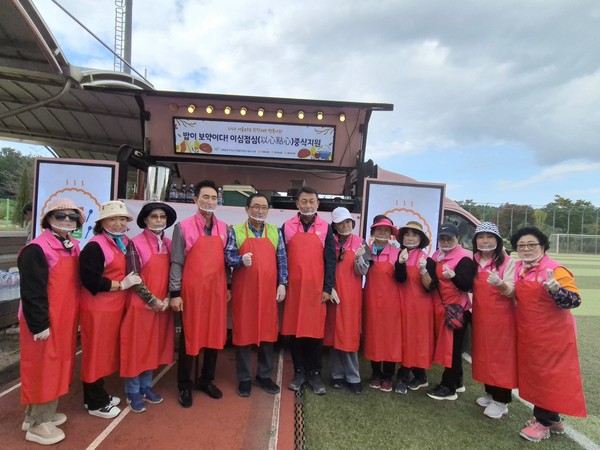 농협서울본부와 경서농협, 흥천농협은 이심점심 행사를 실시하며 주변 농가 농업인에게 식사를 제공했다.