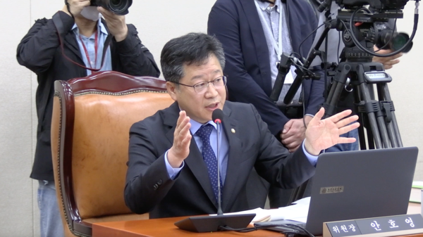 안호영 국회 환경노동위원회 위원장이 김완섭 환경부 장관에게 질의를 하고 있다.