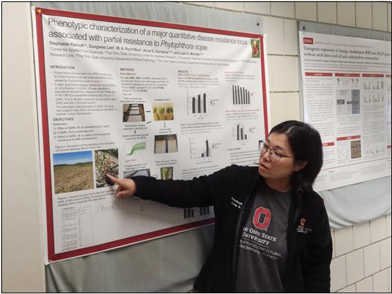 반규정박사가 소이푸드 마스터 팀에게 대두 육종 연구에 대해 소개하고 있다.