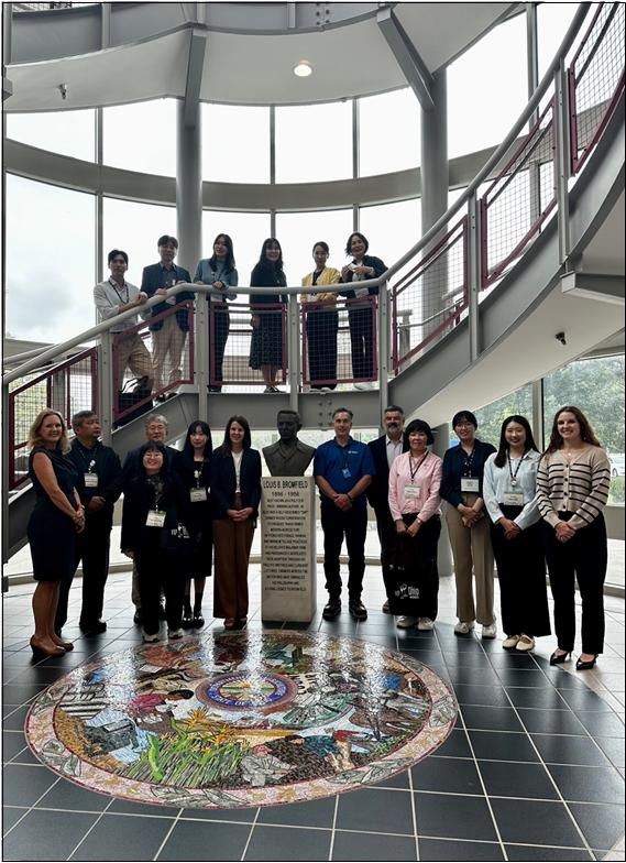 소이푸드 마스터들이 오하이오주 농무부(ODA)를 방문해 관계자들과 기념촬영을 하고 있다.