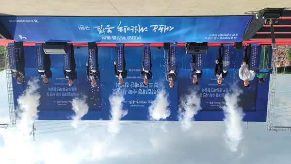 농협 드론방제단의 힘찬 출발을 알리는 창설 기념 퍼포먼스 모습.