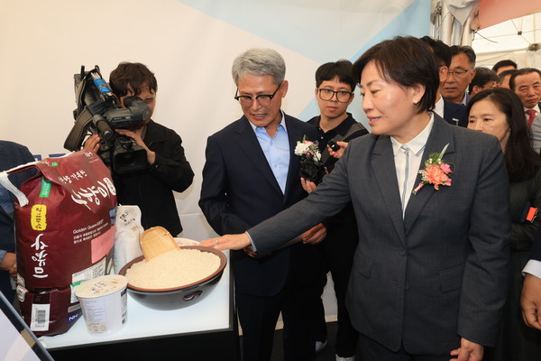 송미령 농식품부 장관(오른쪽)이 제20회 대한민국우수품종상 대통령상을 수상한 벼 신품종 ‘골드퀸3호’을 살펴보고 있다.