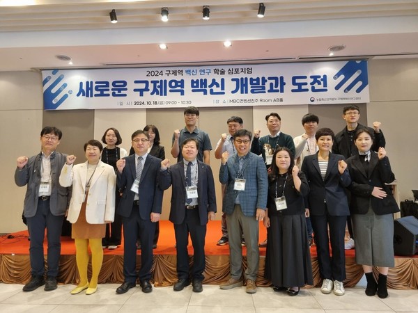 참석자들이 함께 기념촬영을 하고 있는 모습.