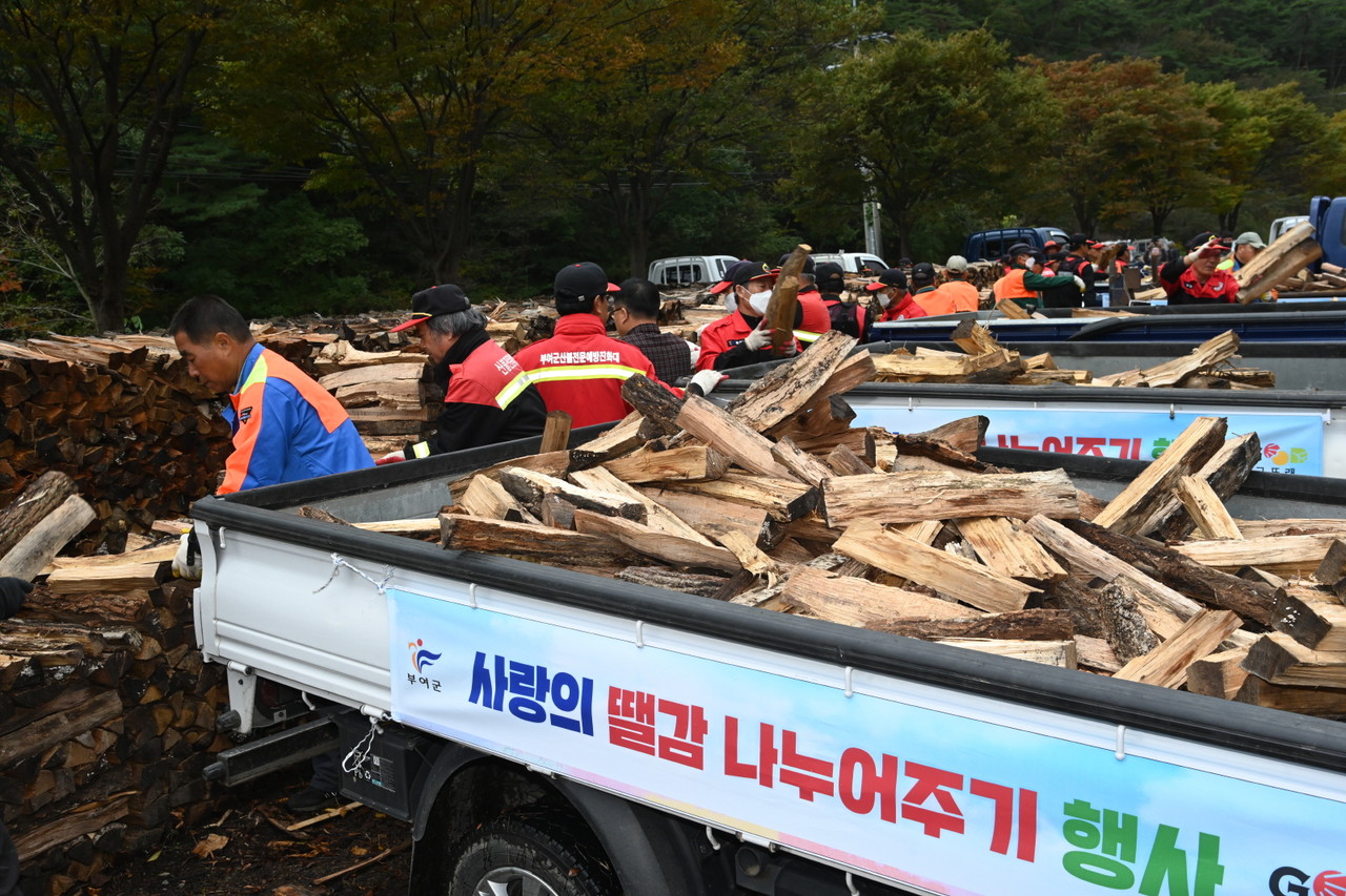 취약계층에 전달할 땔감을 트럭에 싣고 있는 모습