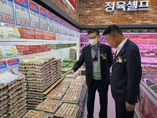 정성진 조합장(사진 왼쪽)이 김상수 농협서울본부장과 판매장을 둘러보고 있다.