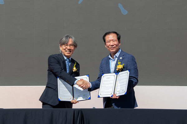 황수철 국립농업박물관장(왼쪽)과 구인모 거창군수가 업무협약서에 서명 후 기념촬영을 하고 있다.