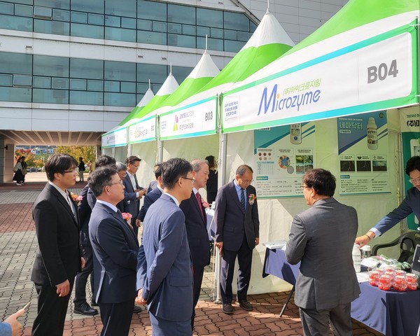 참석 내빈들이 전시장에 마련된 농축산용 미생품 제품을 살펴보고 있다.