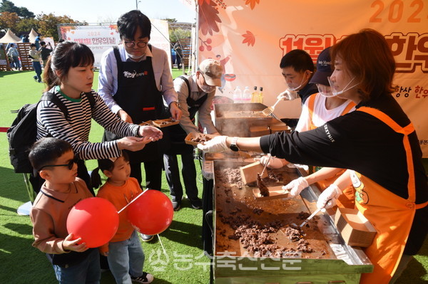 안성팜랜드에서 열린 ‘한우의 날 알리기’ 행사에서는 한우의 역사와 가치, 맛을 느낄 수 있는 다양한 프로그램이 마련됐다.