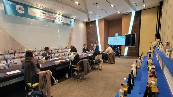 평가위원들이 심사기준, 평가방식 등에 대한 설명을 들으며 평가를 준비하고 있다.