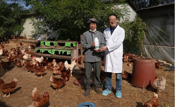 김진우 미르존몰약연구소 박사(오른쪽), 김기영 카르베 양계장 대표.