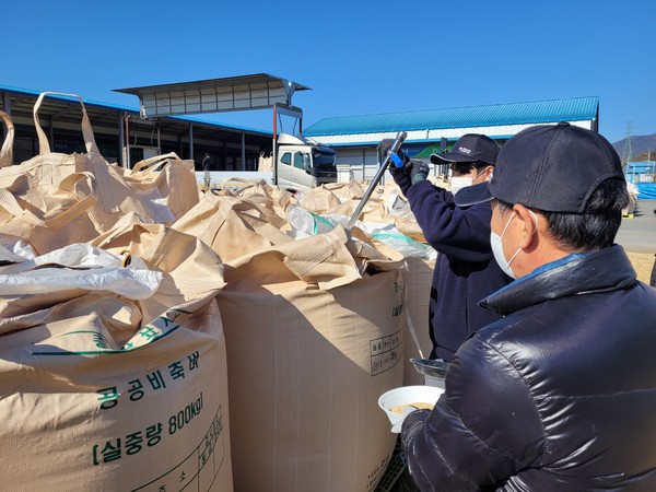 공공비축벼 검사현장.