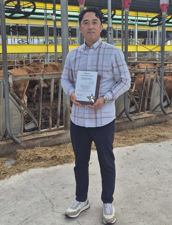 메텍으로부터 저탄소 1호증서를 받은 해남 이현농장 이항림 대표.