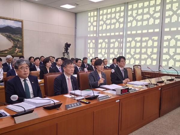 지난달 24일 국회 농림축산식품해양수산위원회에서 열린 농림축산식품부 종합감사에서는 벼 재배면적 조정, 농산물 도매유통 구조 등 다양한 현안에 대한 질의가 이뤄졌다.