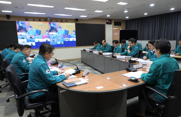 송미령 농식품부 장관은 지난 30일 강원 동해 산란계 농장에서 고병원성 AI가 발생함에 따라 '고병원성 조류인플루엔자 중앙사고수습본부' 회의를 개최하고 발생과 방역대책 추진 상황을 점검했다.