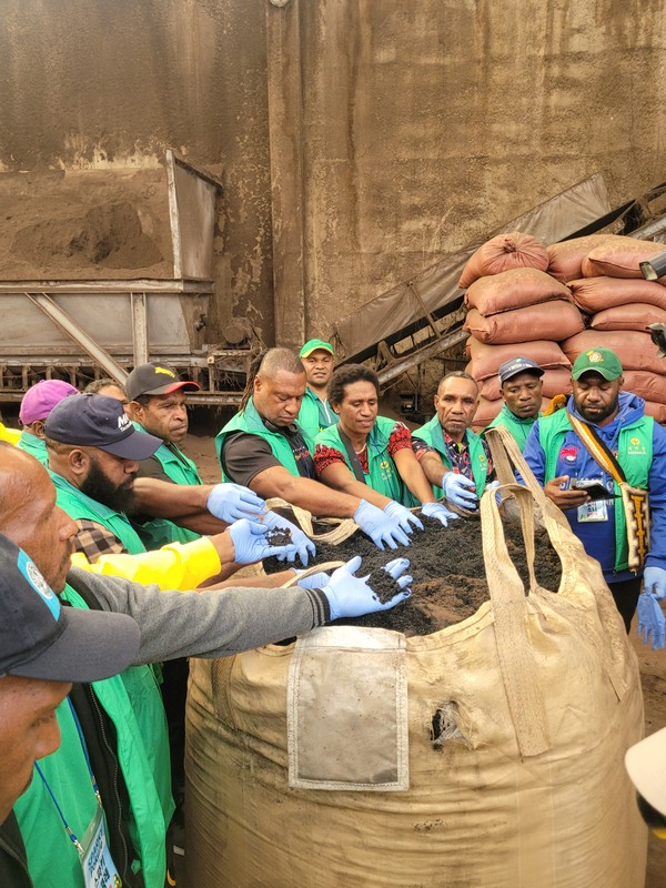 파푸아뉴기니 공무원, 마을 지도자 등을 대상으로 한 가축분뇨 우수사례 현장교육 사진.