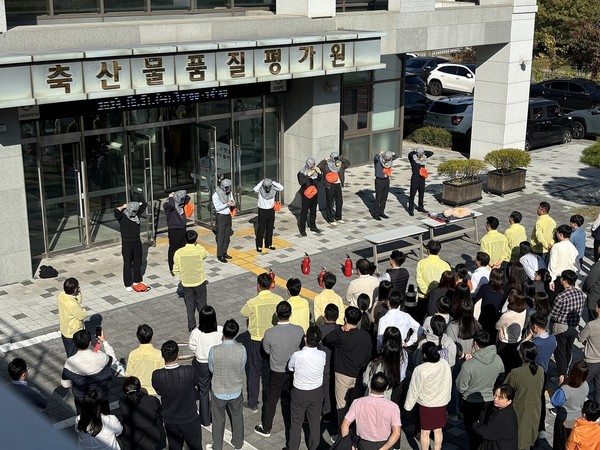 축산물품질평가원은 화재 대비 민방위훈련을 실시하고 방독면 착용 경진대회를 추진했다.