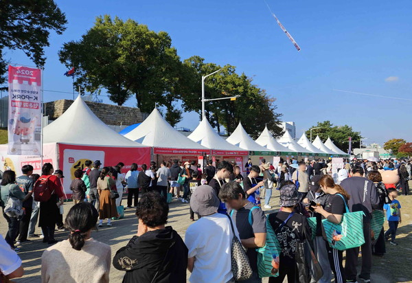 홍성 글로벌 바비큐 페스티벌에서 한돈 구입과 이벤트 참여를 위해 수많은 인파가 몰렸다. 사진은 대기 줄 모습.