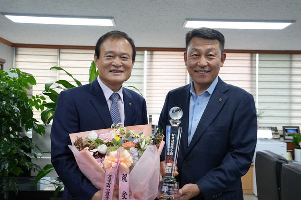 농협서울본부(본부장 김상수, 오른쪽)는 4일 동서울농협(조합장 장만선, 왼쪽) 본점을 방문해 예수금 2조 원 달성탑을 전달했다.